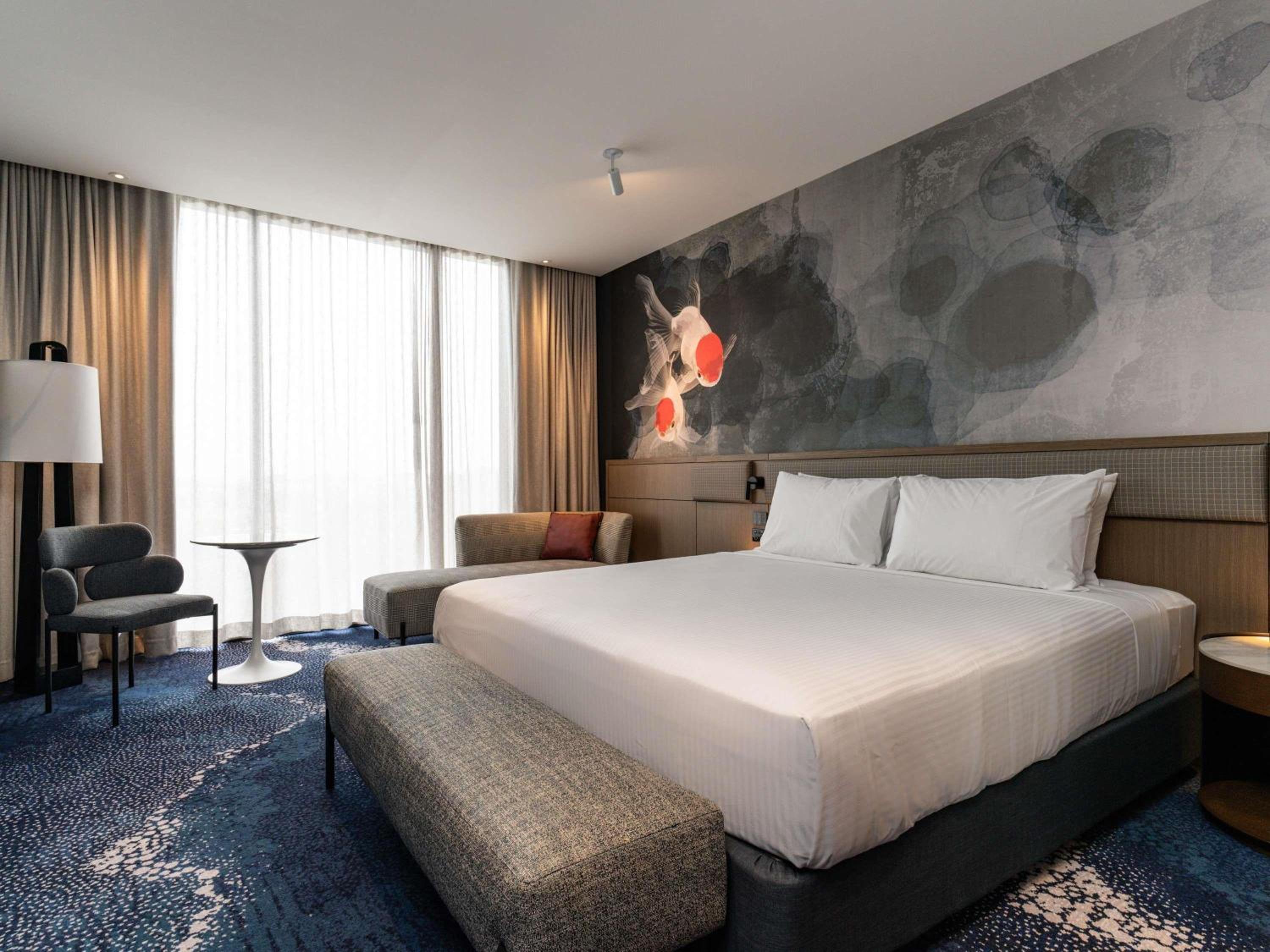 DELUXE, KING BED
