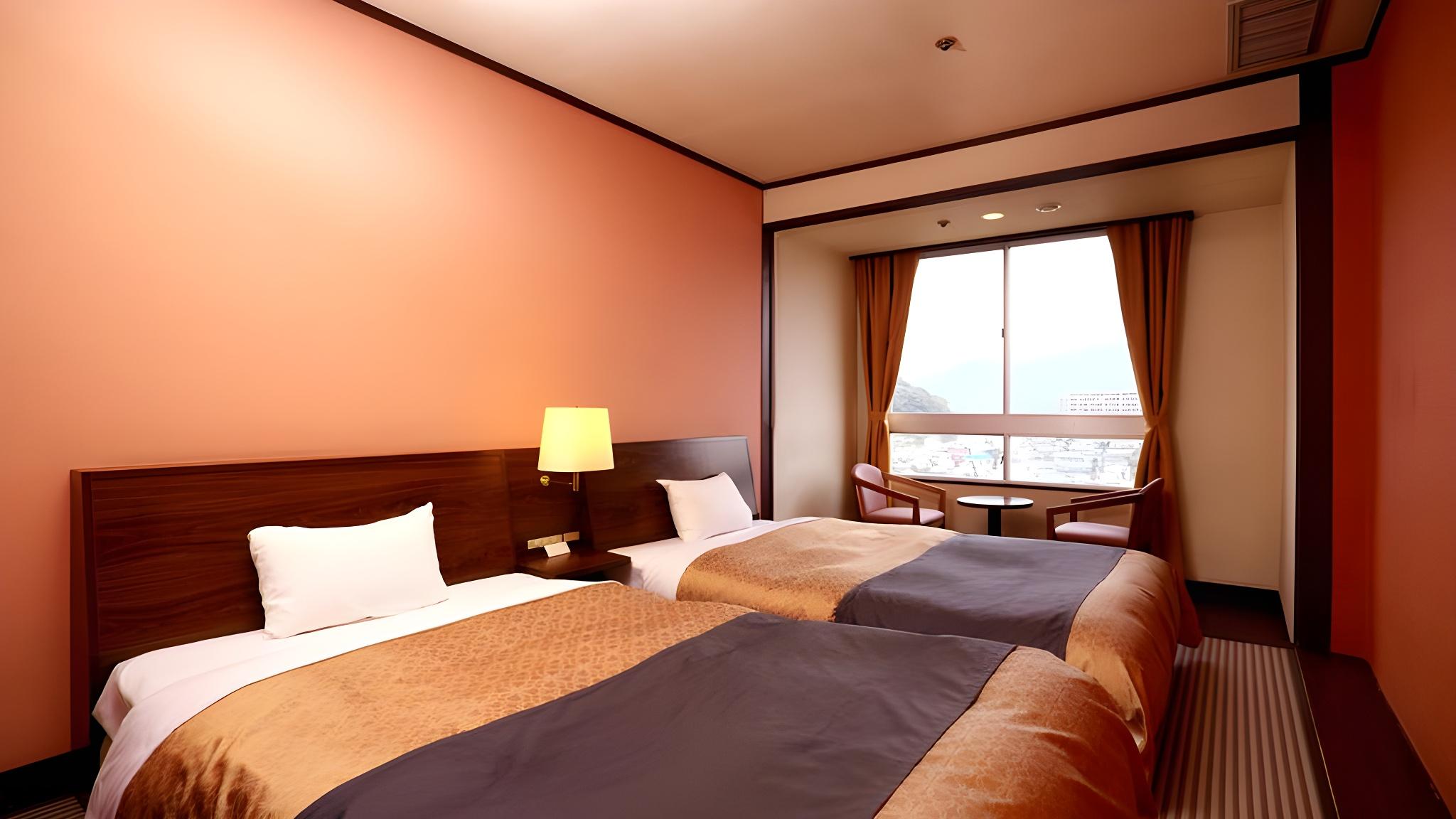 Room, Twin Beds, Mountain Side