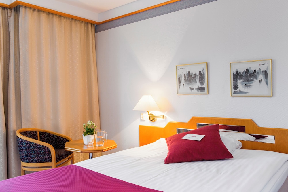 ROOM, DOUBLE BED