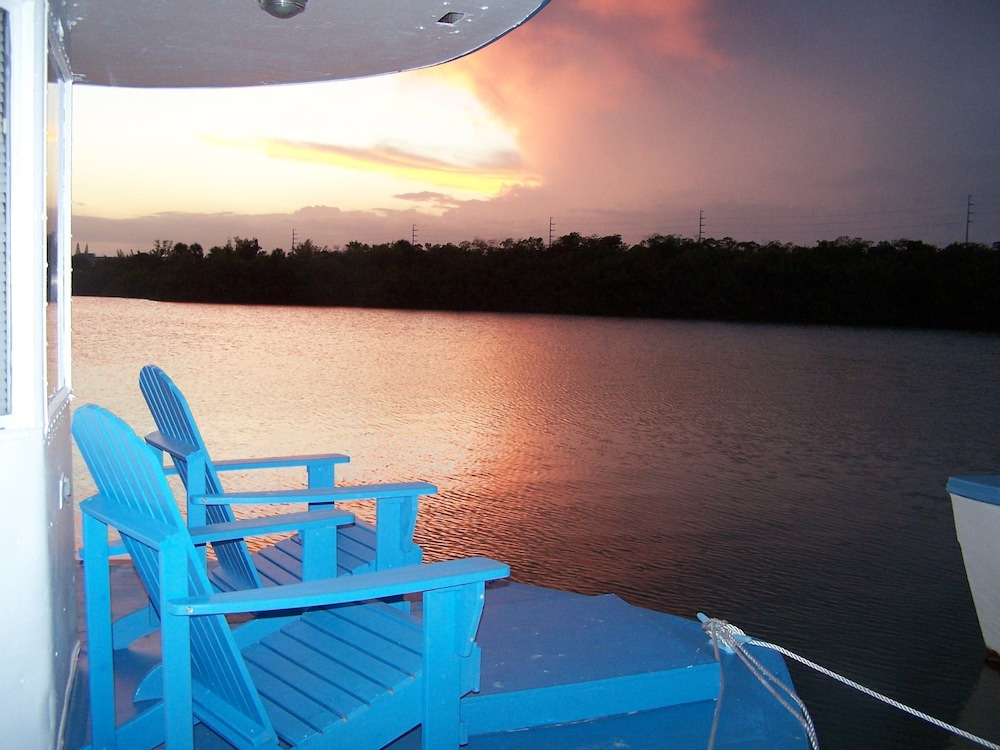 Floating Sea Cove Resort Marina 23/60