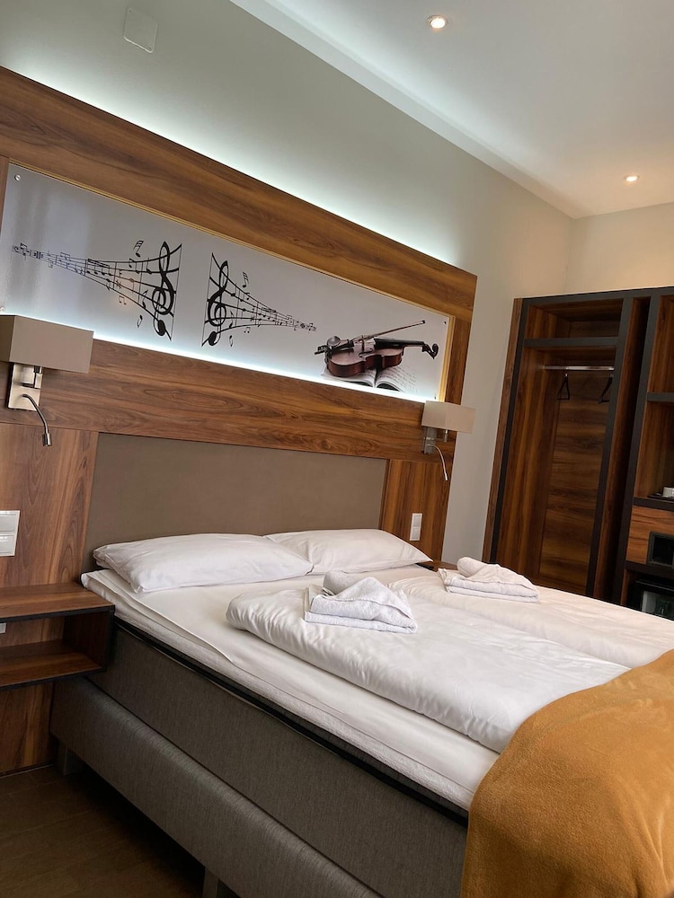 ROOM, DOUBLE BED