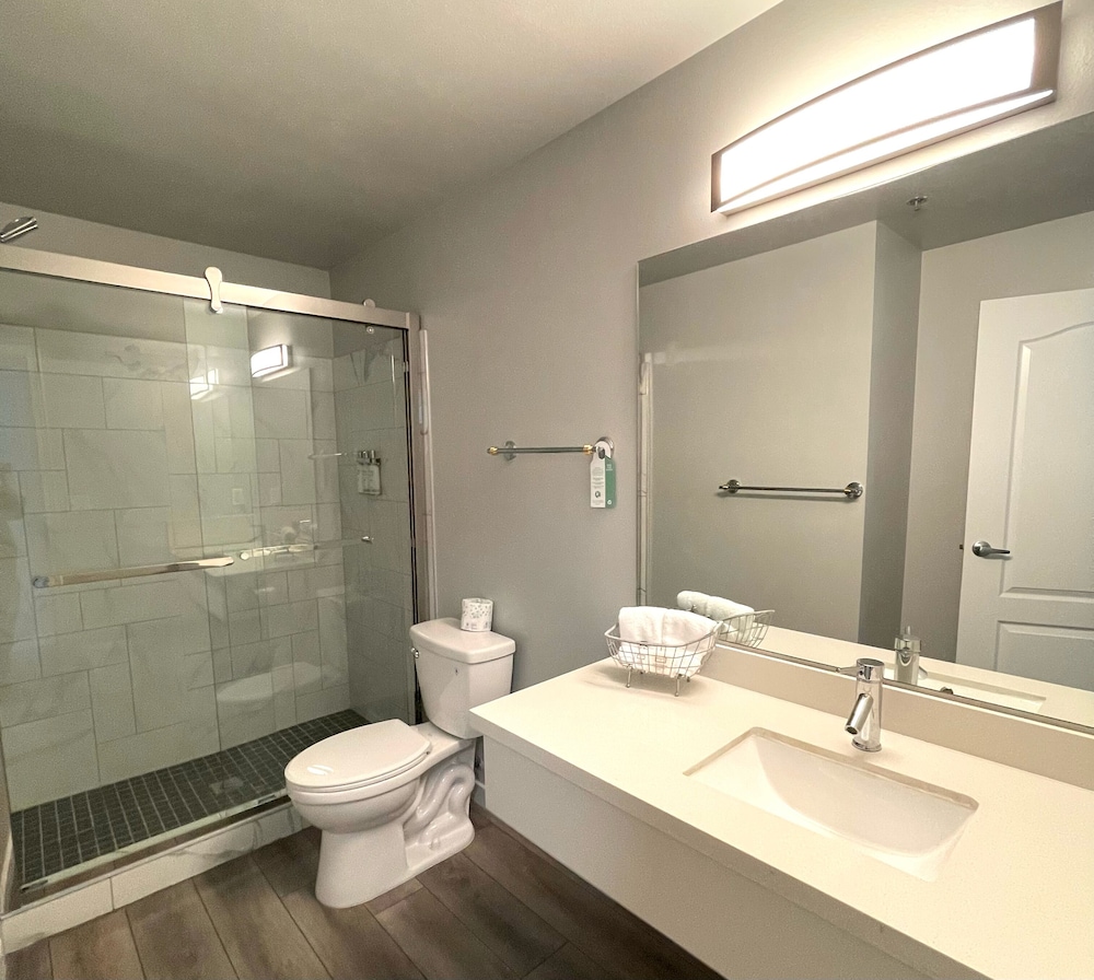 Tides Inn Suites 68/75