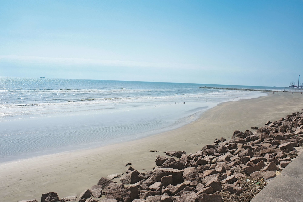 Wingate by Wyndham Galveston Beachfront at Seawall 27/32