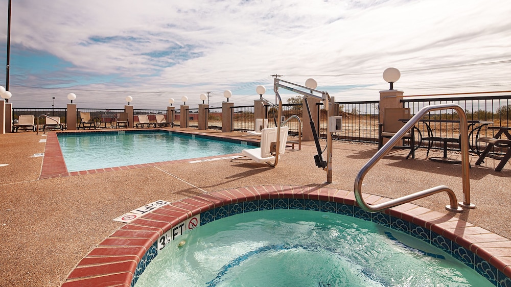 Best Western Club House Inn & Suites 4/34