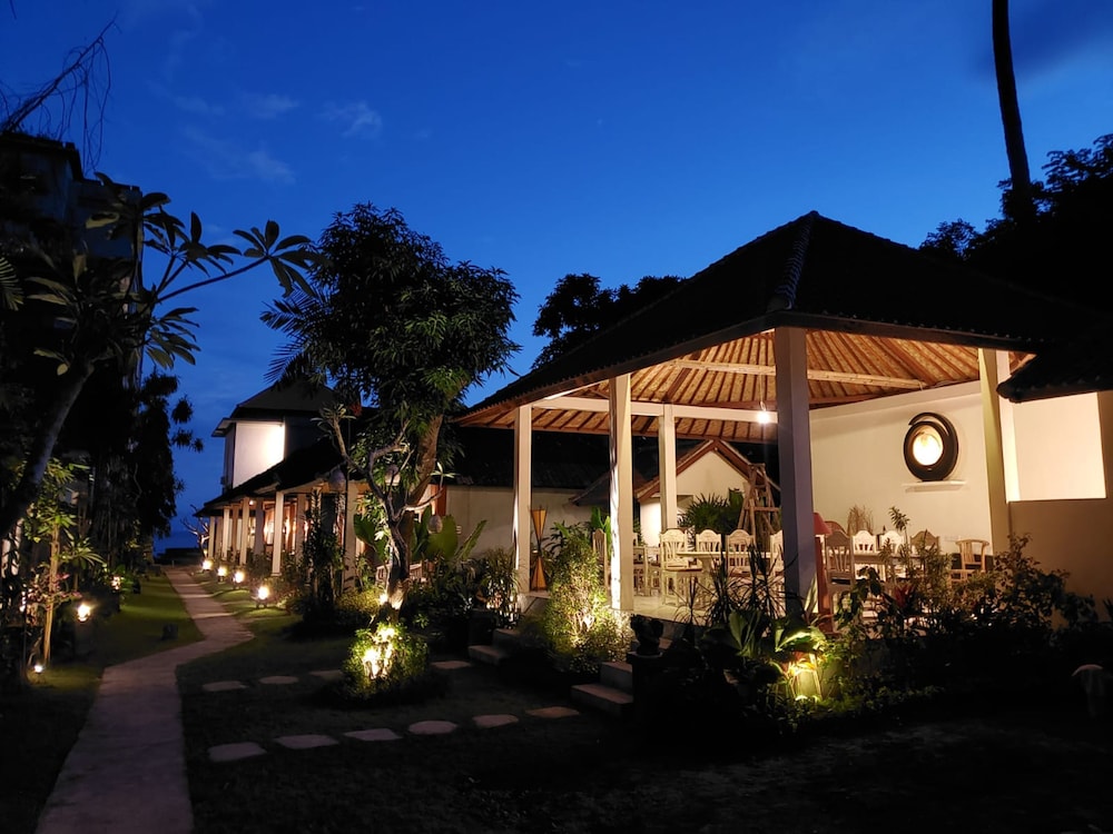 Utama Villas Beach Front Candidasa 3/38