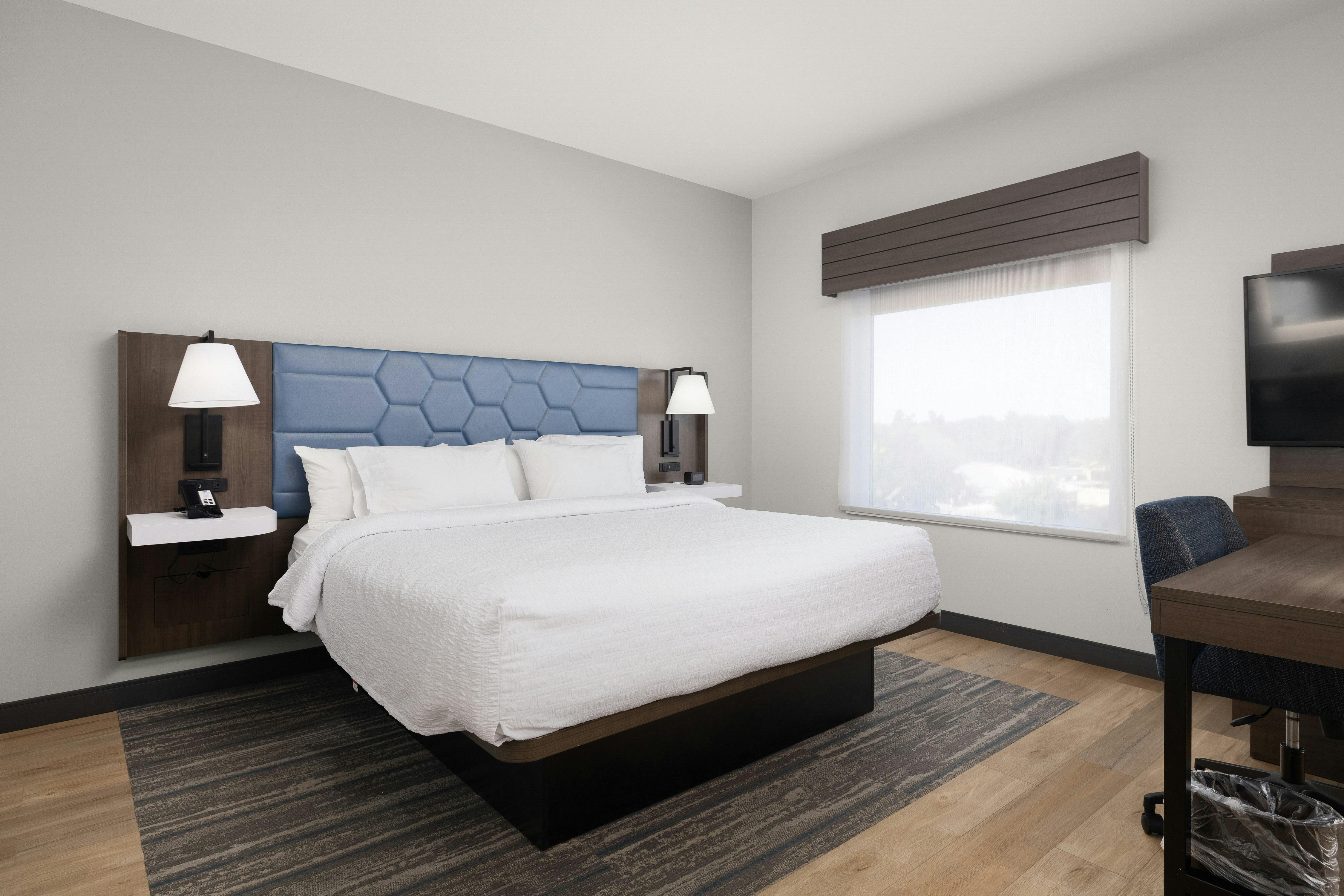 SUITE, KING BED, ACCESSIBLE