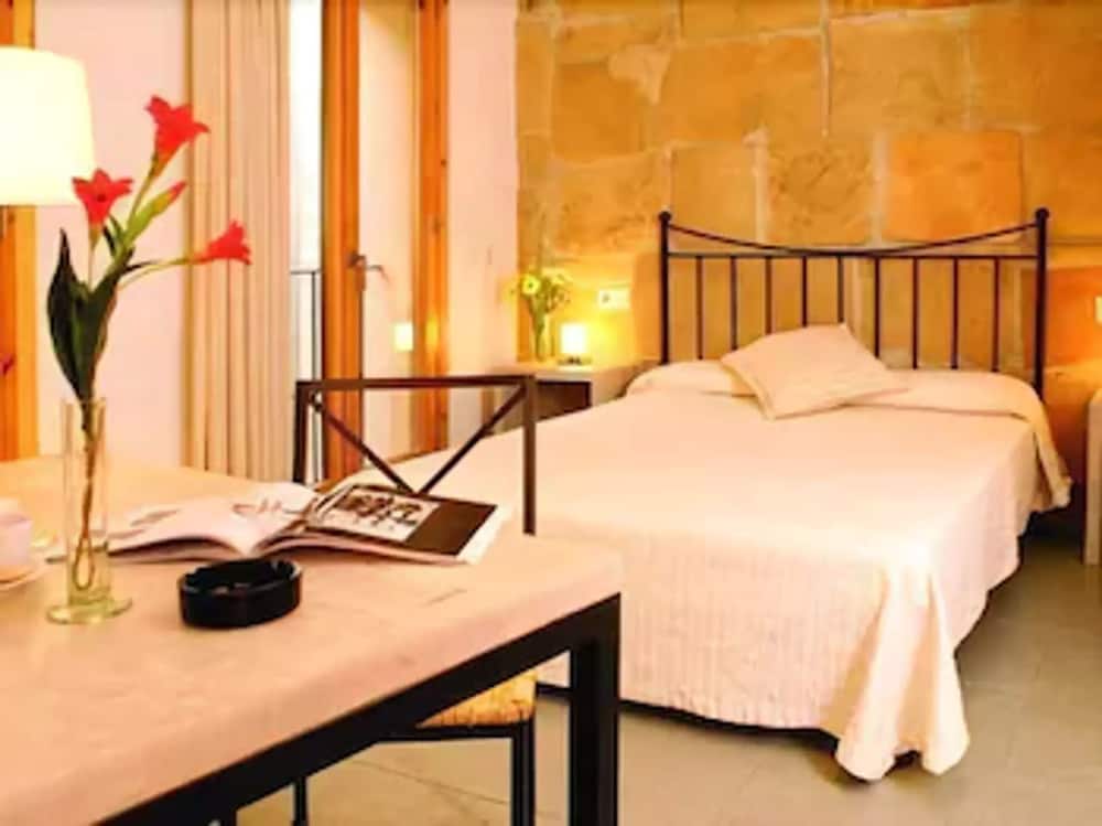 L Hostal 14/37
