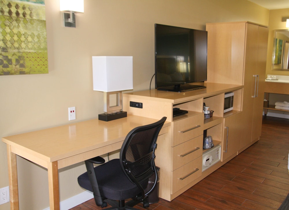 Best Western Plus South Coast Inn 58/72