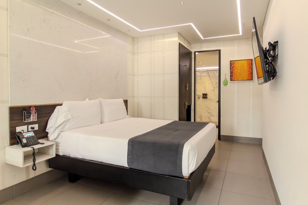 SUITE, JETTED TUB, SMALL