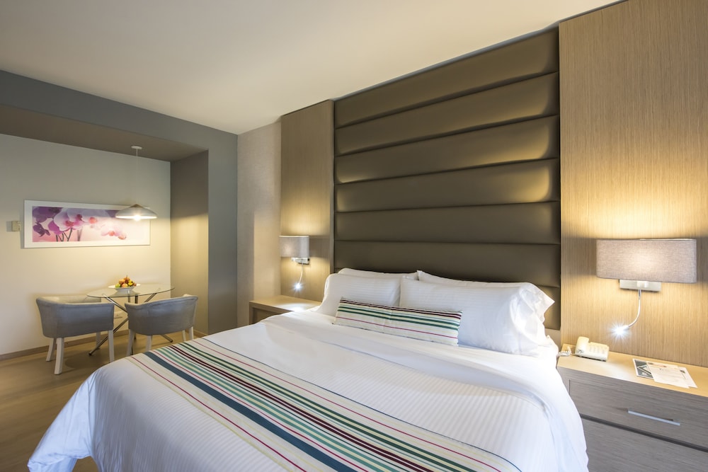 JUNIOR SUITE, KING BED, SOFA