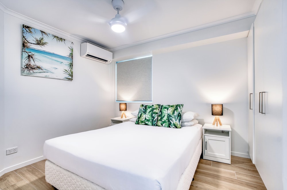 3 BEDROOMS, ROOF TOP, DELUXE, APARTMENT, MARINA VIEW
