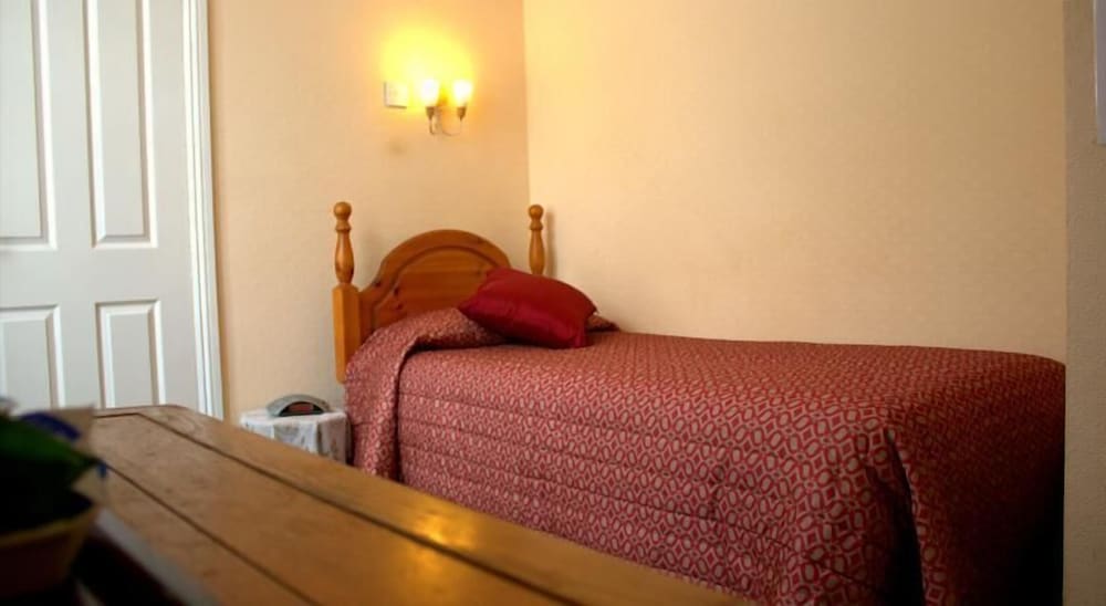 Gatwick Turret Guest House 34/45