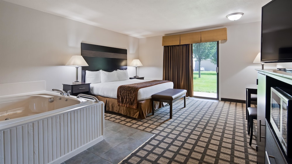 Standard, King Bed, Courtyard View, Jetted Tub