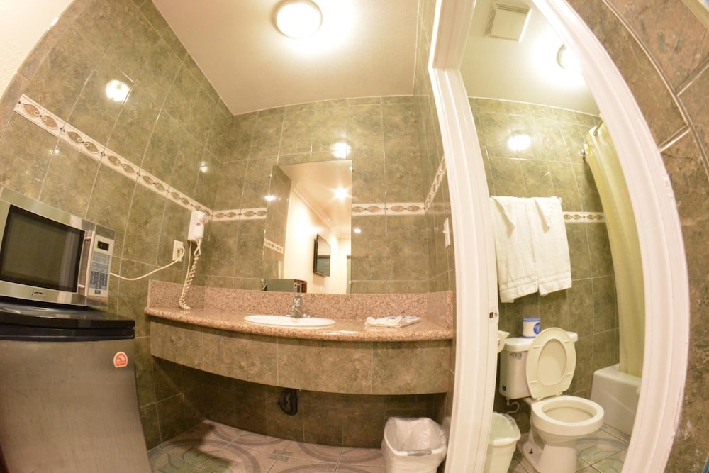 Palace Inn Oxnard 39/43
