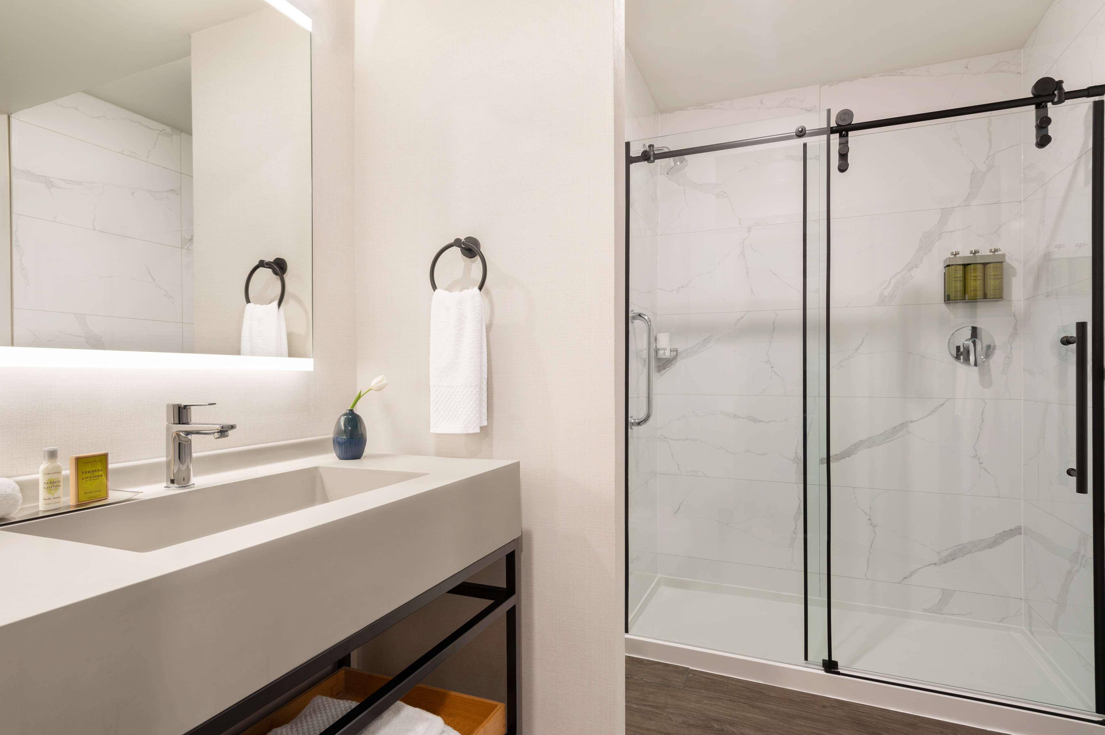 غرفة قياسية بسرير كينج، Doubletree By Hilton San Francisco South Airport Blvd 2/2