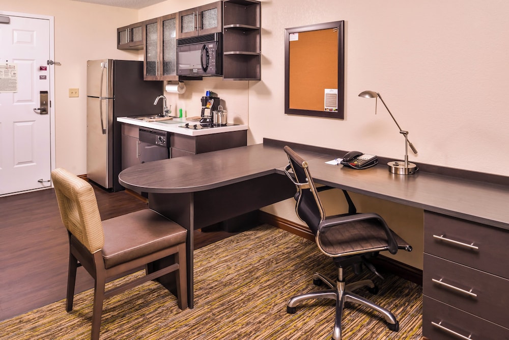 Candlewood Suites Topeka 39/49