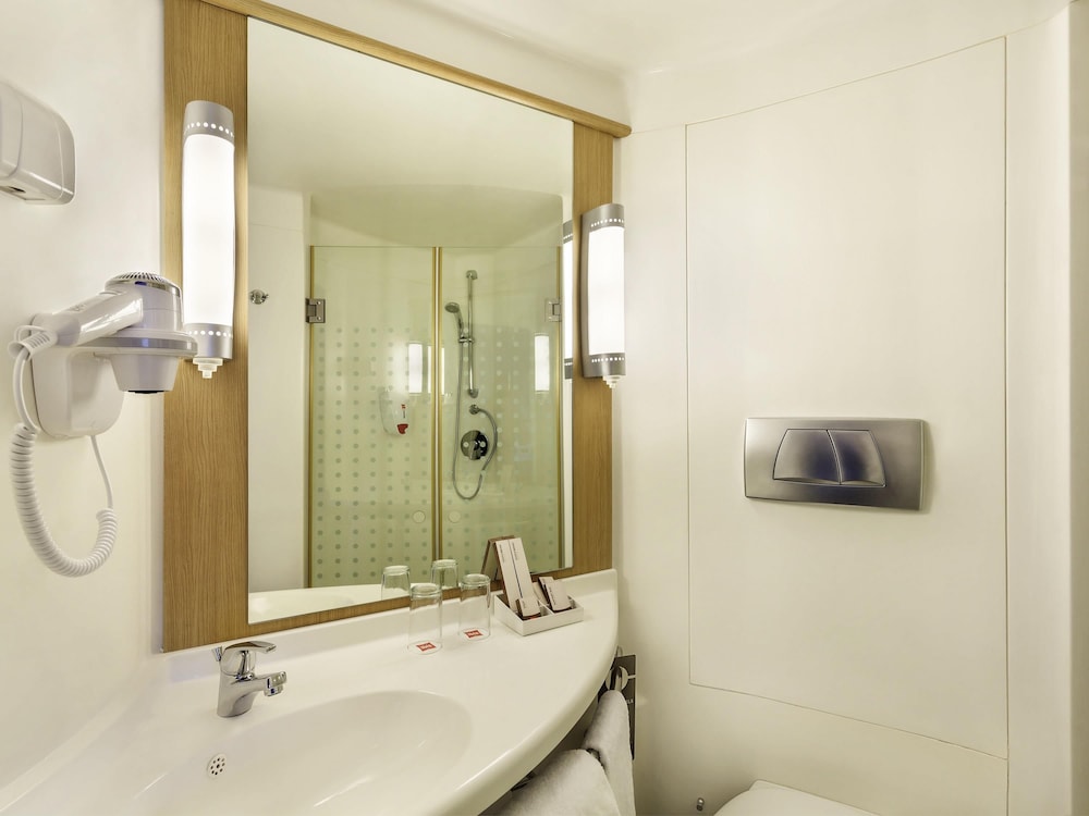 IBIS YOGYAKARTA ADI SUCIPTO 53/54