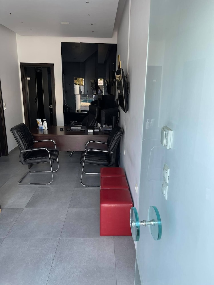 Queen Boutique Suites 7/38