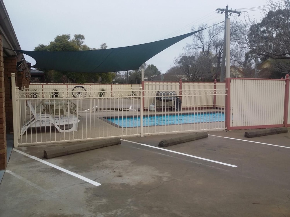 Tudor House Motor Inn 43/62