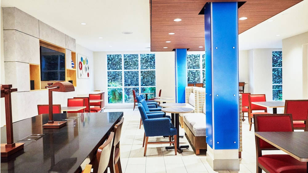 Holiday Inn Express Hotel & Suites Corona 45/57