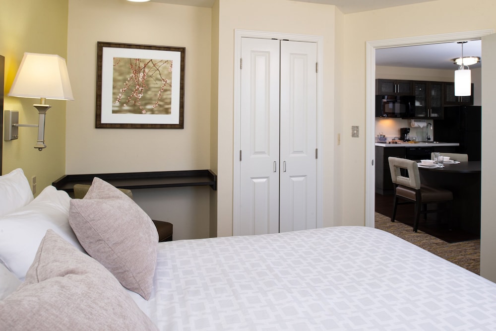 CANDLEWOOD SUITES OLATHE 20/56