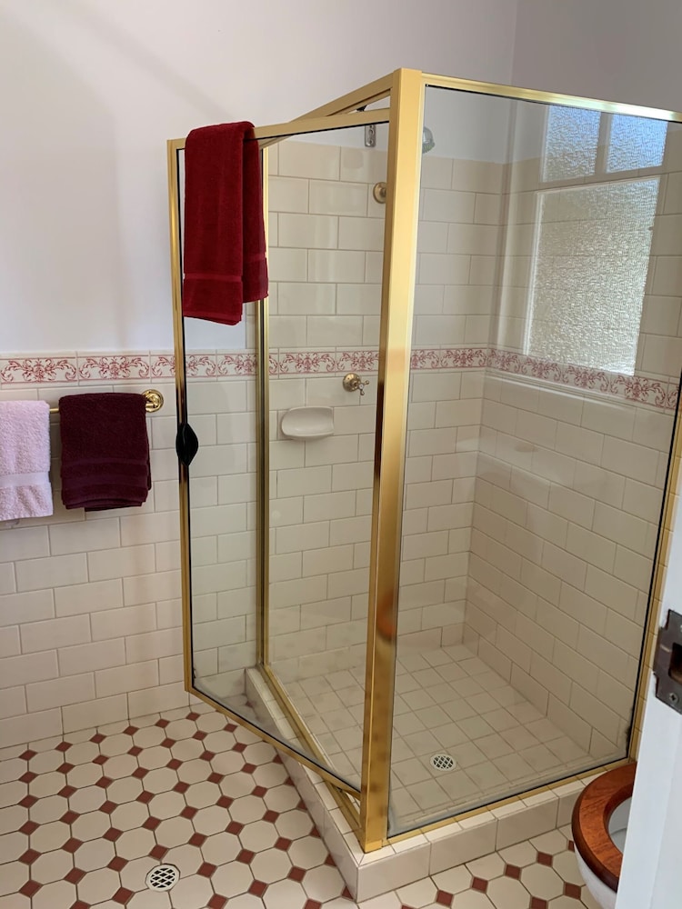 Rosebridge House Bed & Breakfast 50/50