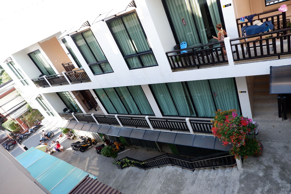Kata Beachwalk Hotel And Bungalows 5/74