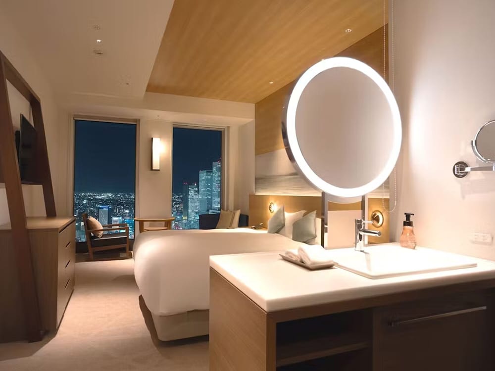 SUPERIOR, KING BED, STATION VIEW