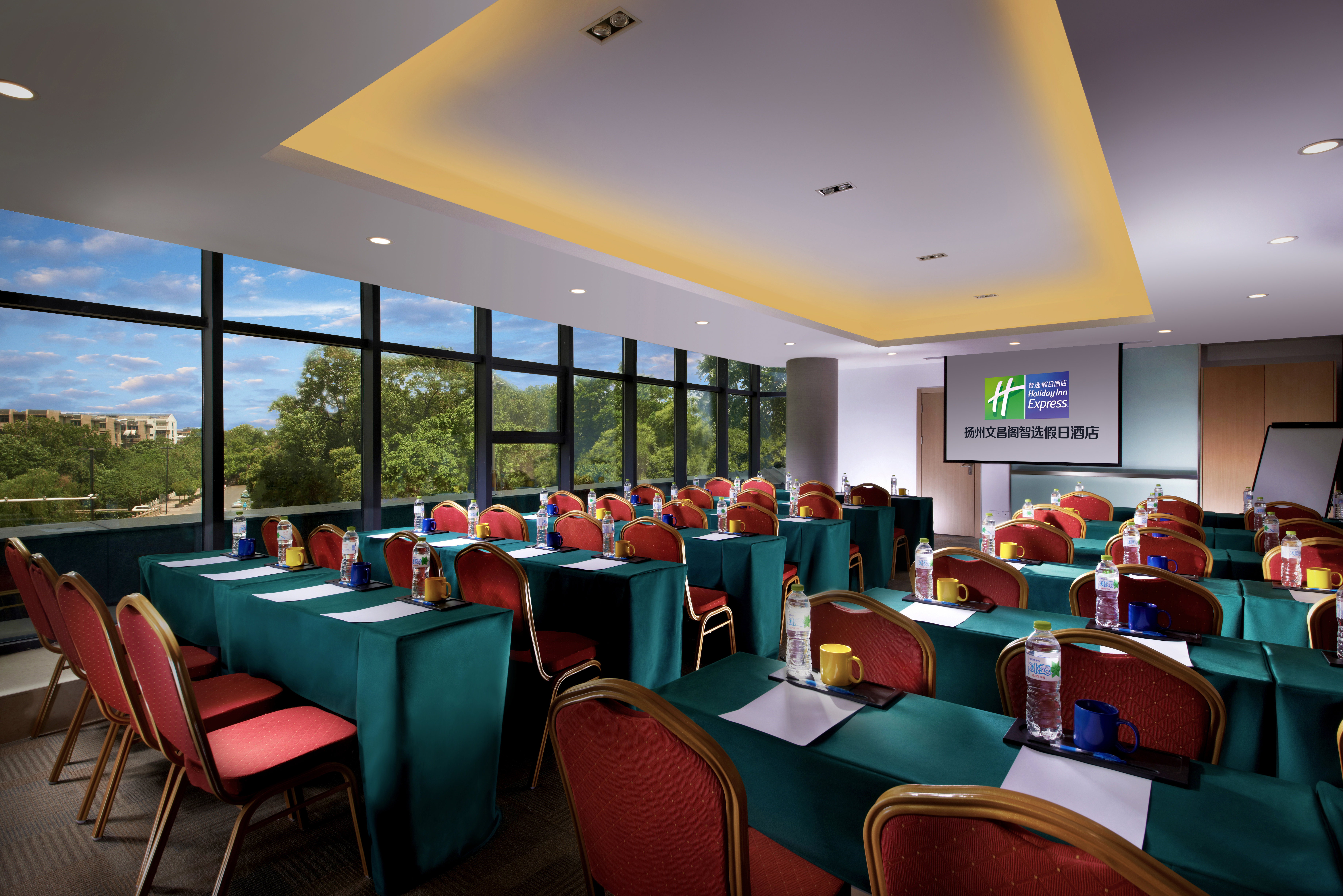 Holiday Inn Express Yangzhou City Center 55/71