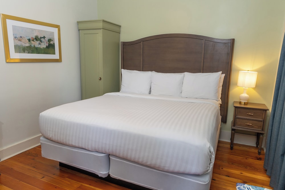 INTERIOR, KING BED