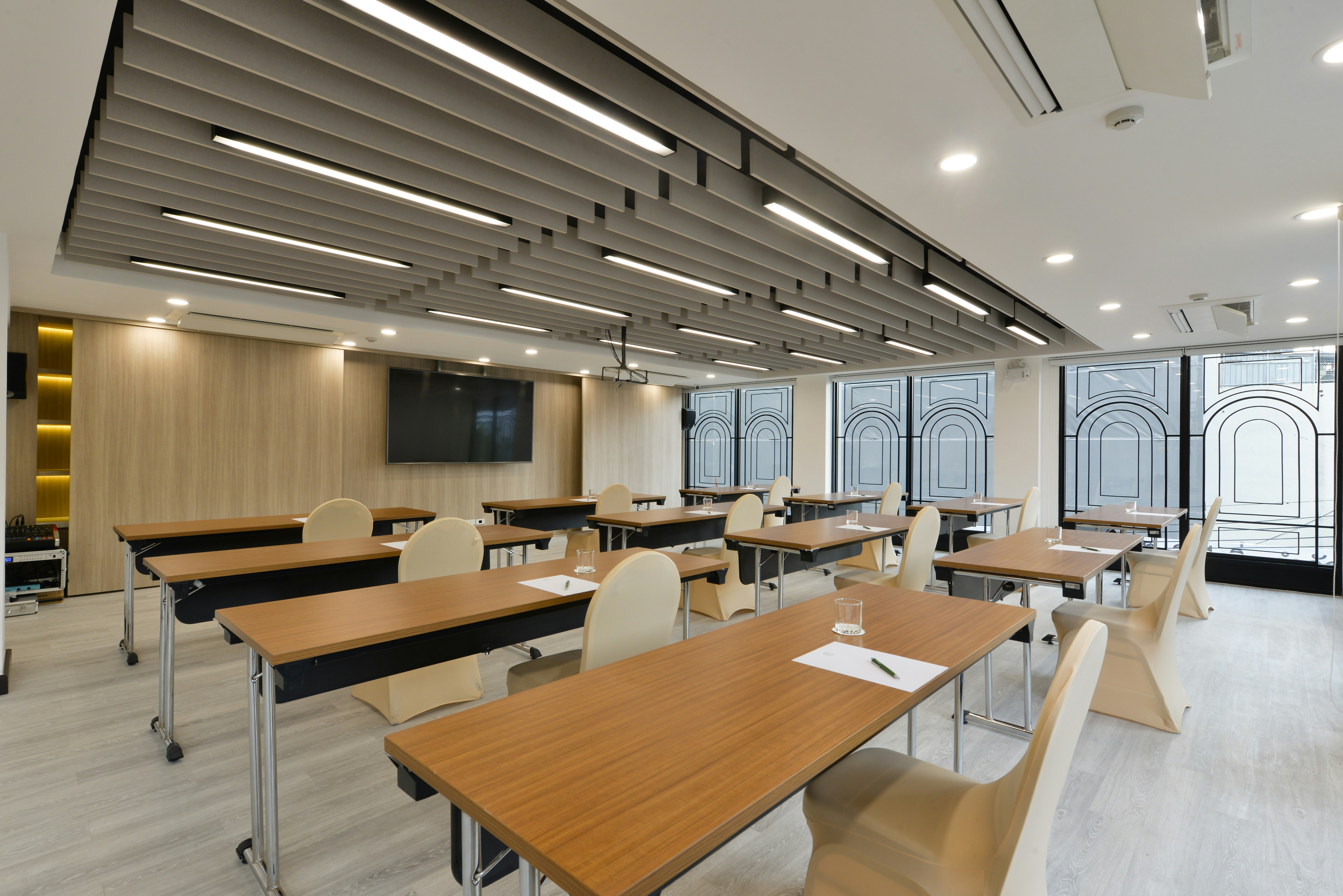 Oakwood Hotel and Residence Bangkok 51/57