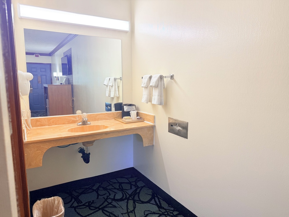 Economy Inn - Akron 55/57
