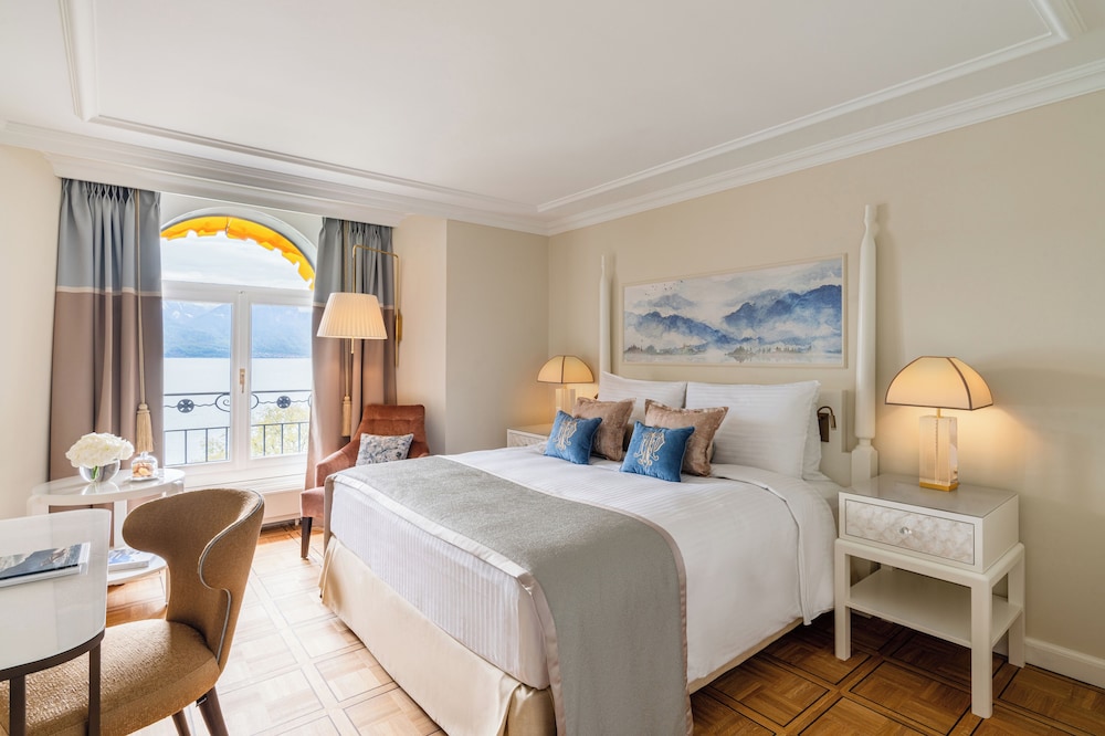 Fairmont, Queen Bed, Lake View