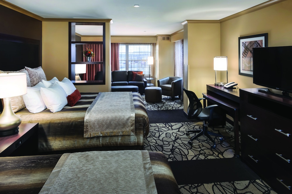 Clubhouse Hotel Fargo 19/36