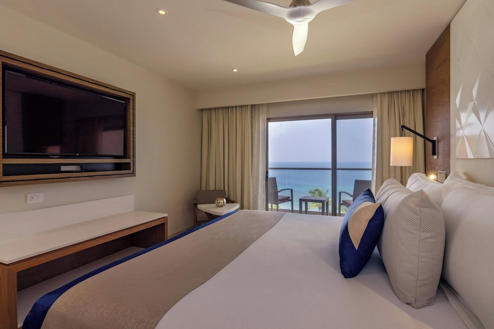 غرفة فاخرة بسرير كينج بإطلالة على البحر، Royalton Grenada, an Autograph Collection All-Inclusive Resort 9/10