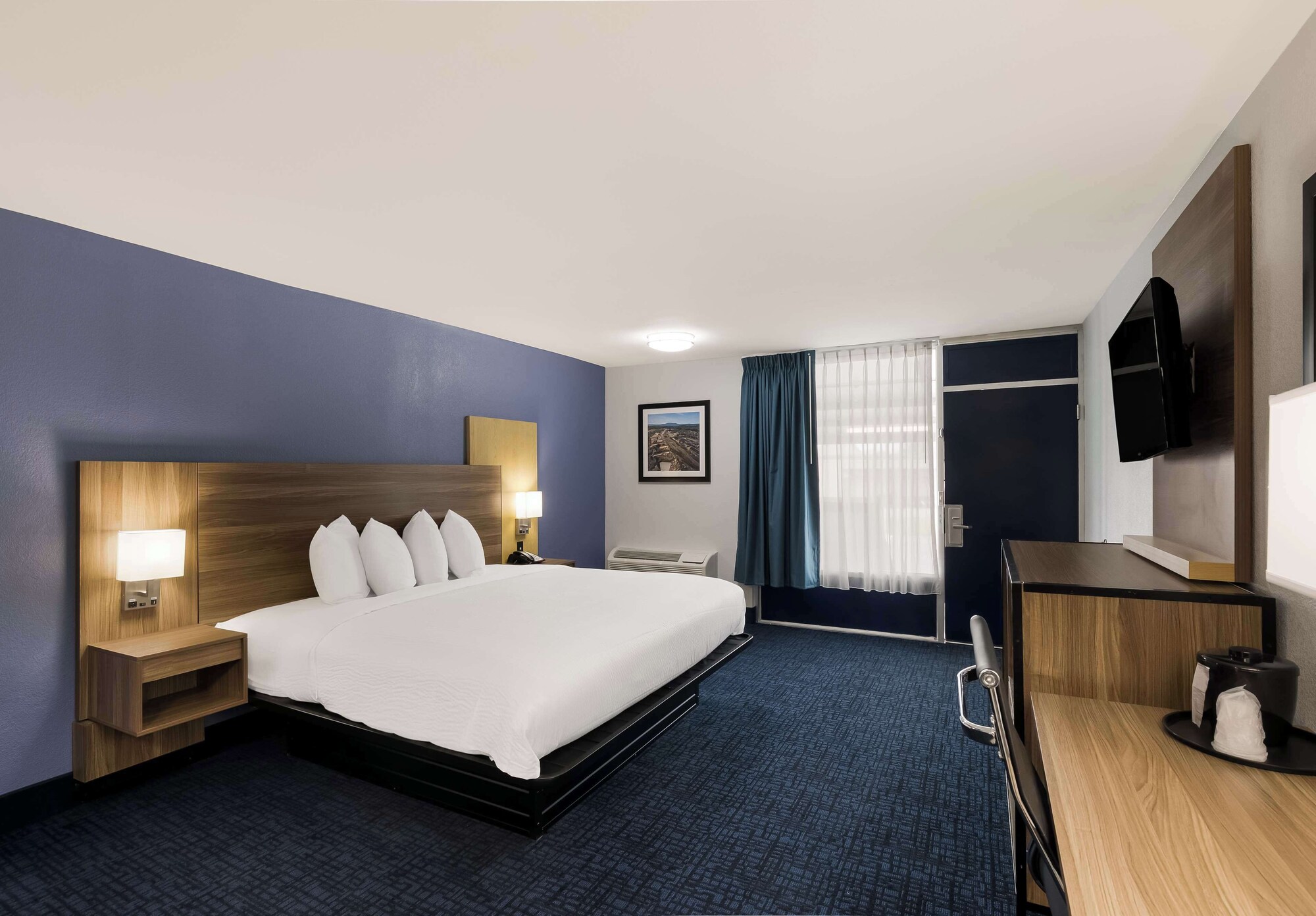STANDARD, KING BED, KITCHENETTE