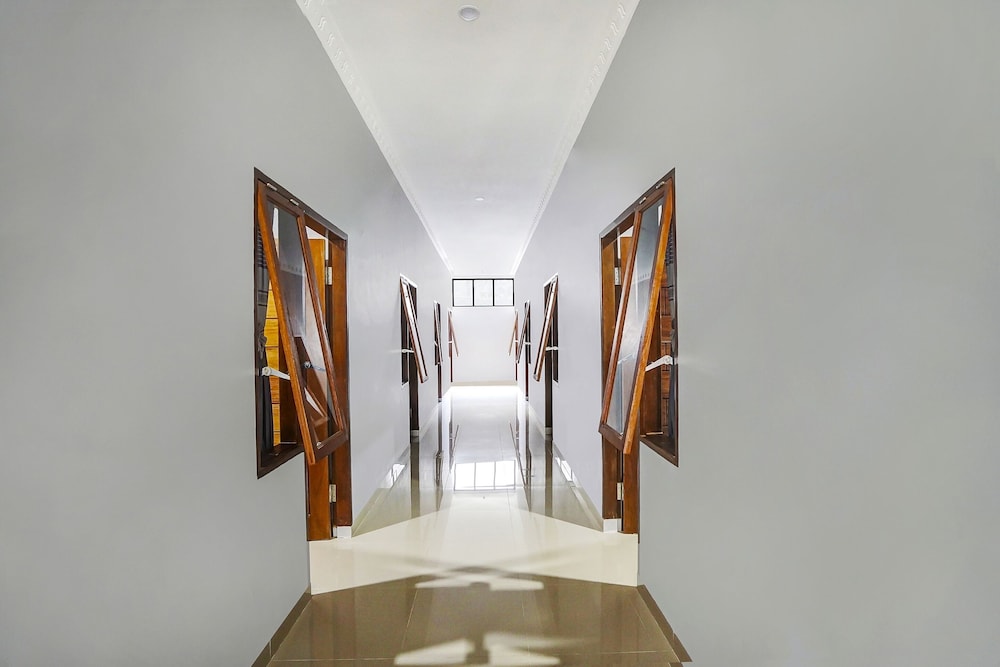 Super OYO 91181 Beda Arga Residence near RSU Royal Prima photo4