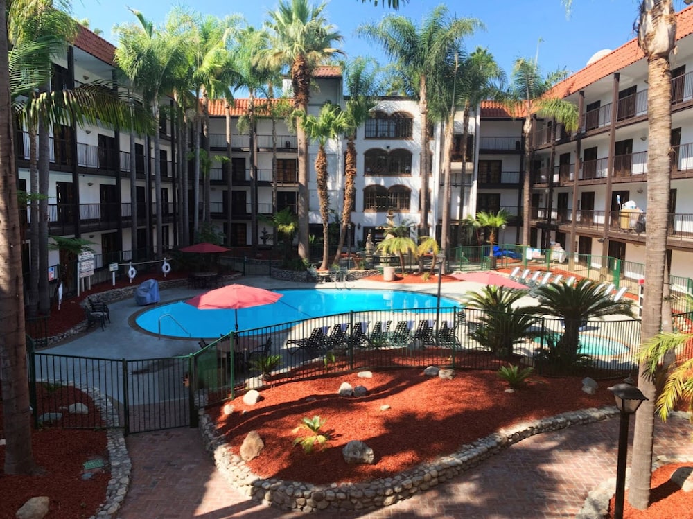 Buena Park Grand Hotel and Suites 7/75