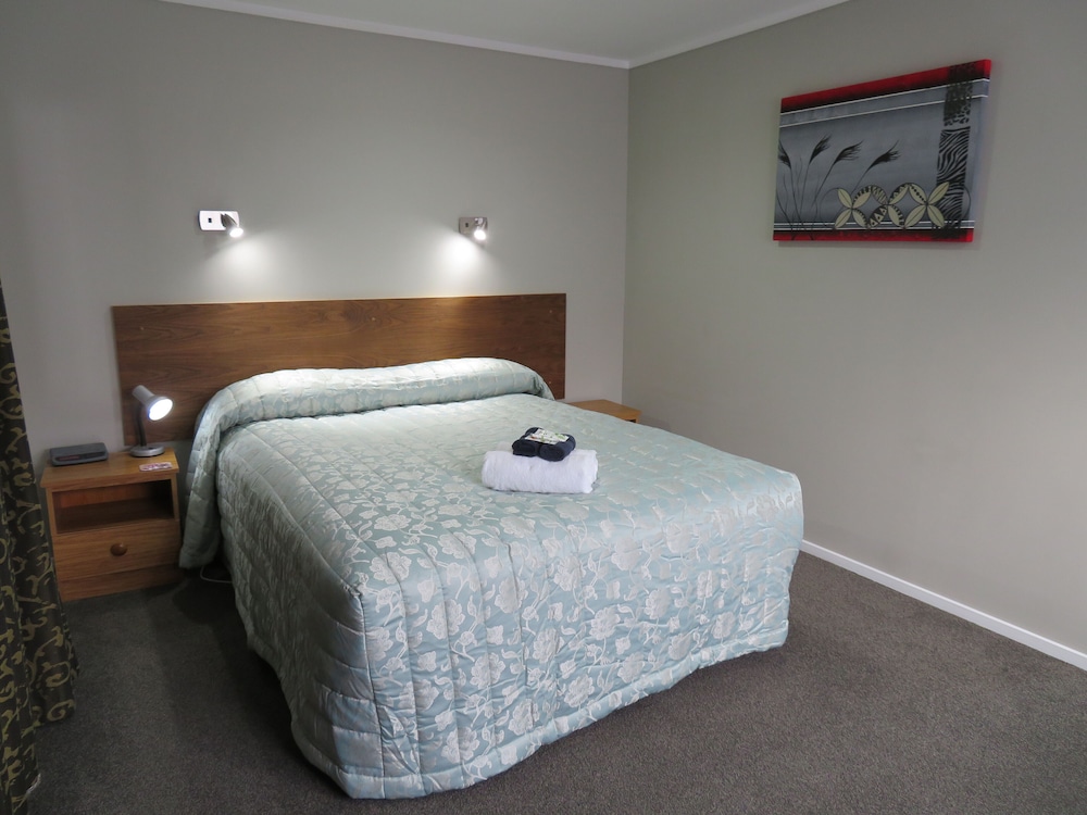 Commodore Court Motel 28/76