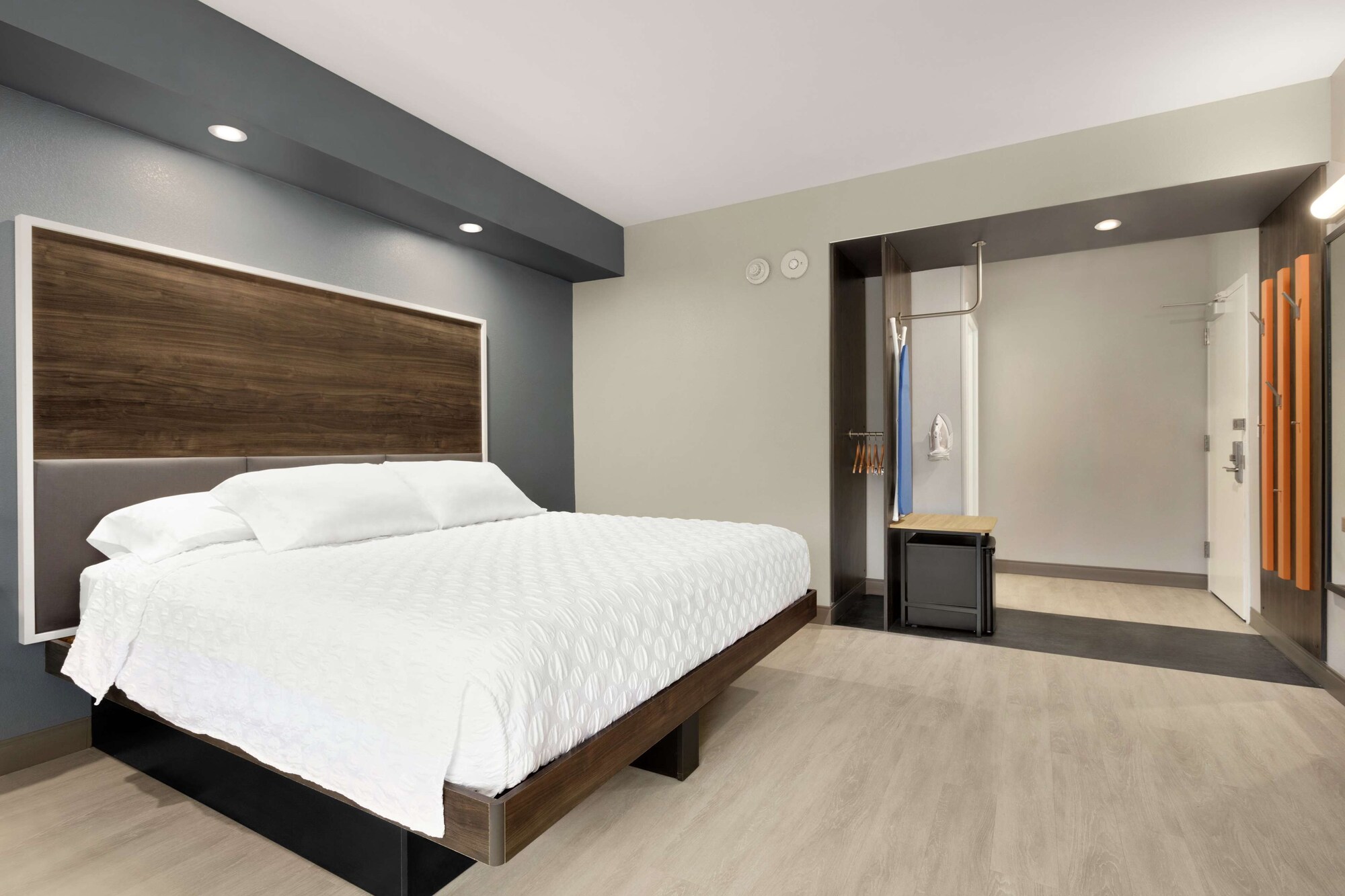 ROOM, KING BED, ACCESSIBLE