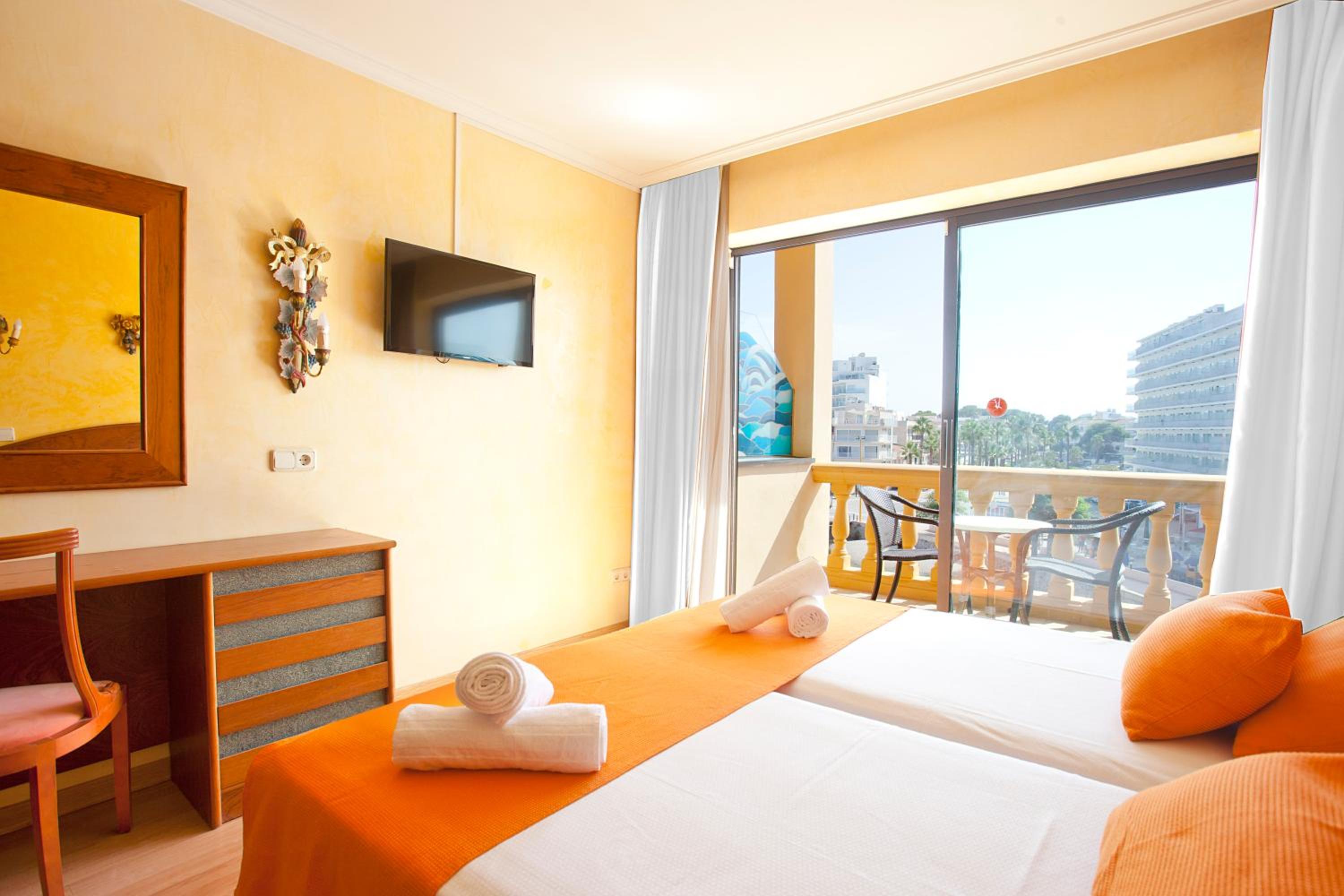 Room, Twin Beds, Side Sea and Pool View