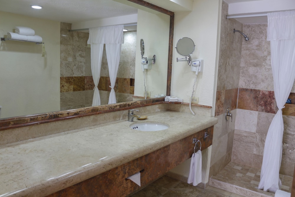 Plaza Pelicanos Grand Beach Resorts 9/65