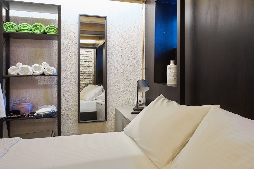 Athenian Residences 17/50