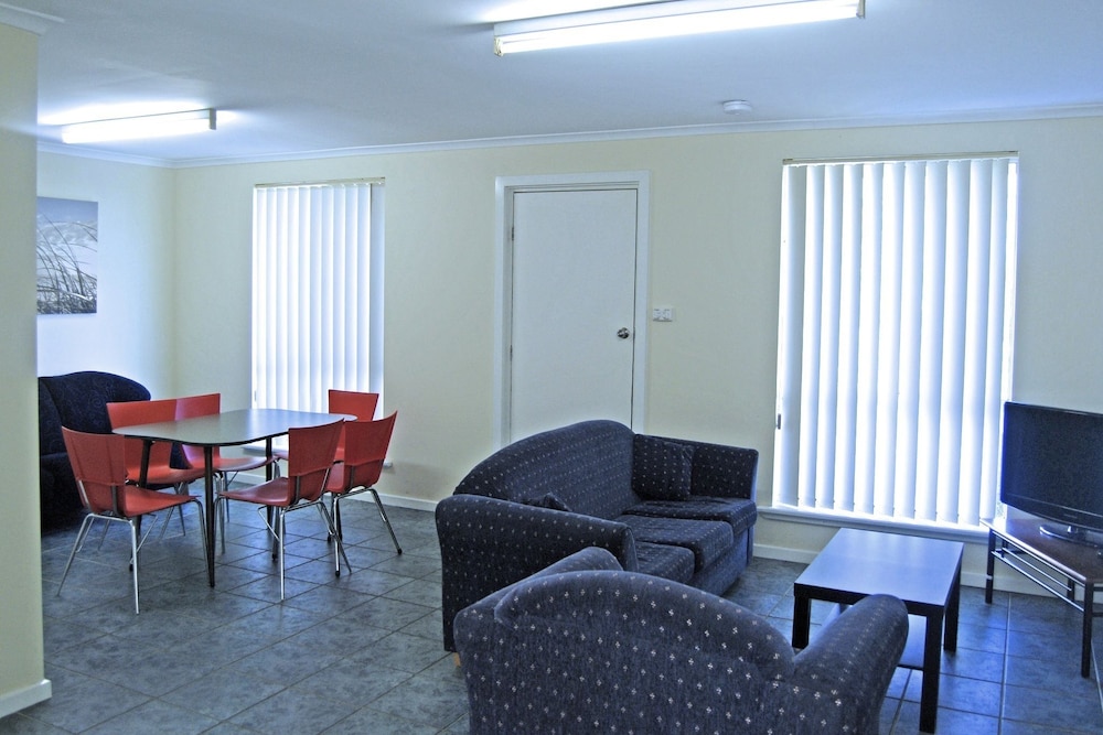 Robetown Motor Inn And Apartments 51/80