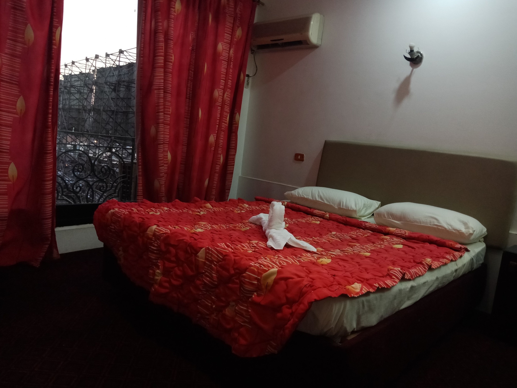 ROOM, SINGLE, PRIVATE BATHROOM