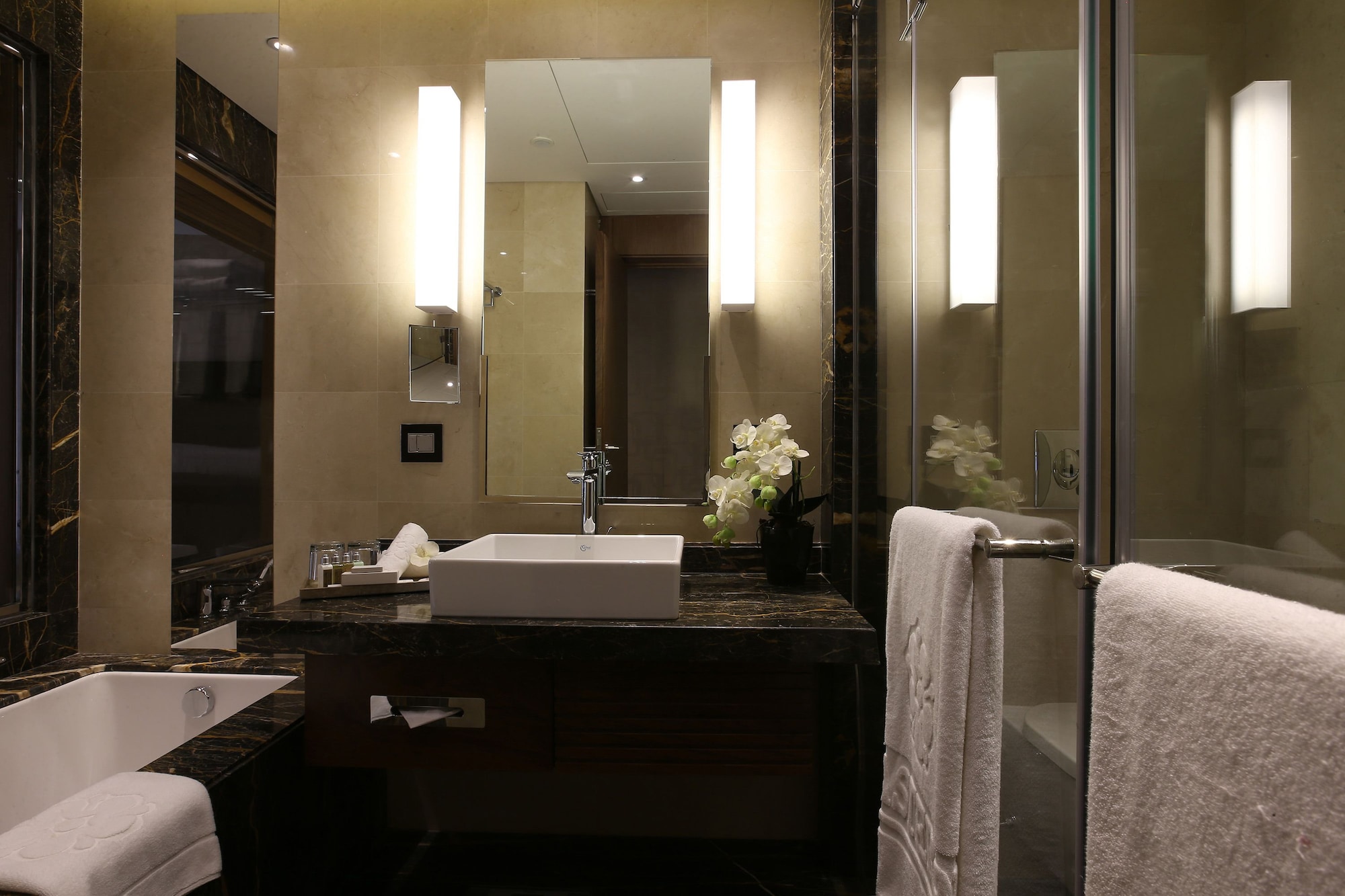 Elegant, Deluxe, King Bed، Lancaster Plaza Beirut 2/2