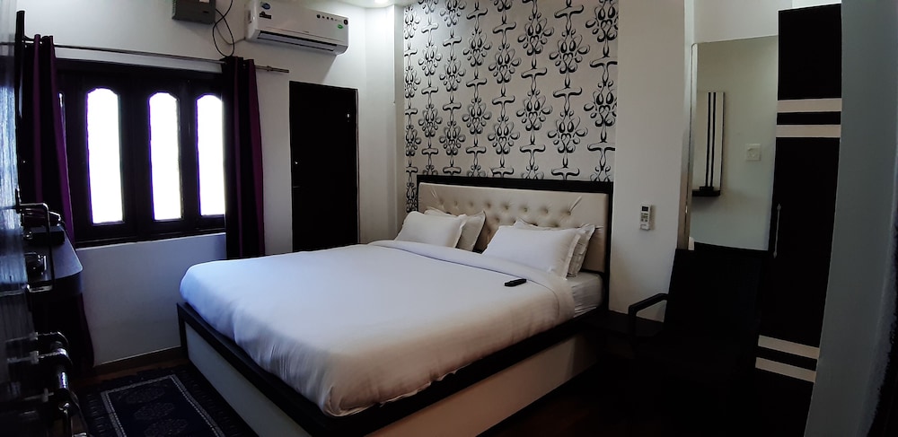 Deluxe, King Bed, River View, Sita Guest House 5/8