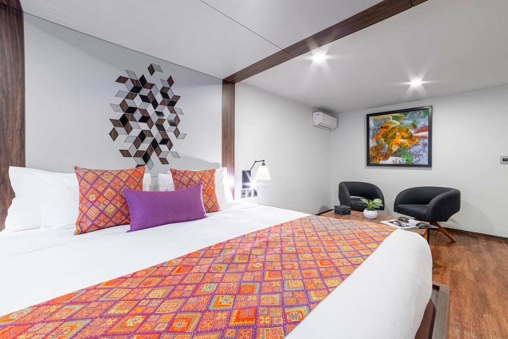 JUNIOR SUITE, KING BED, CITY VIEW