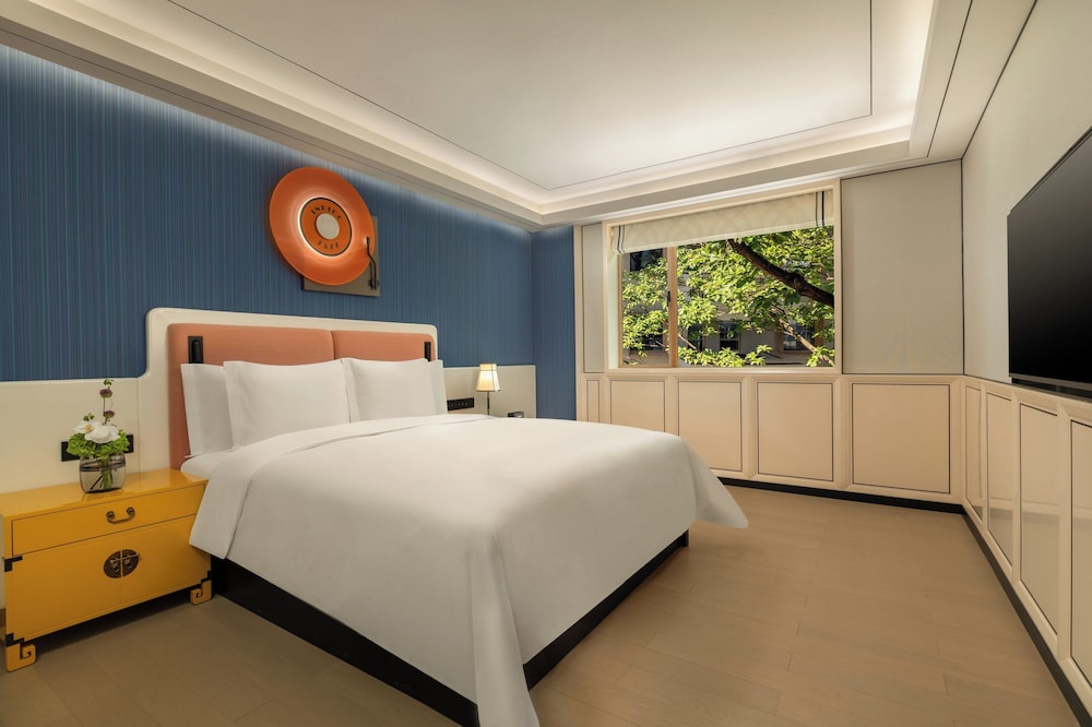 1 Bedroom, Suite, King Bed, Central Building