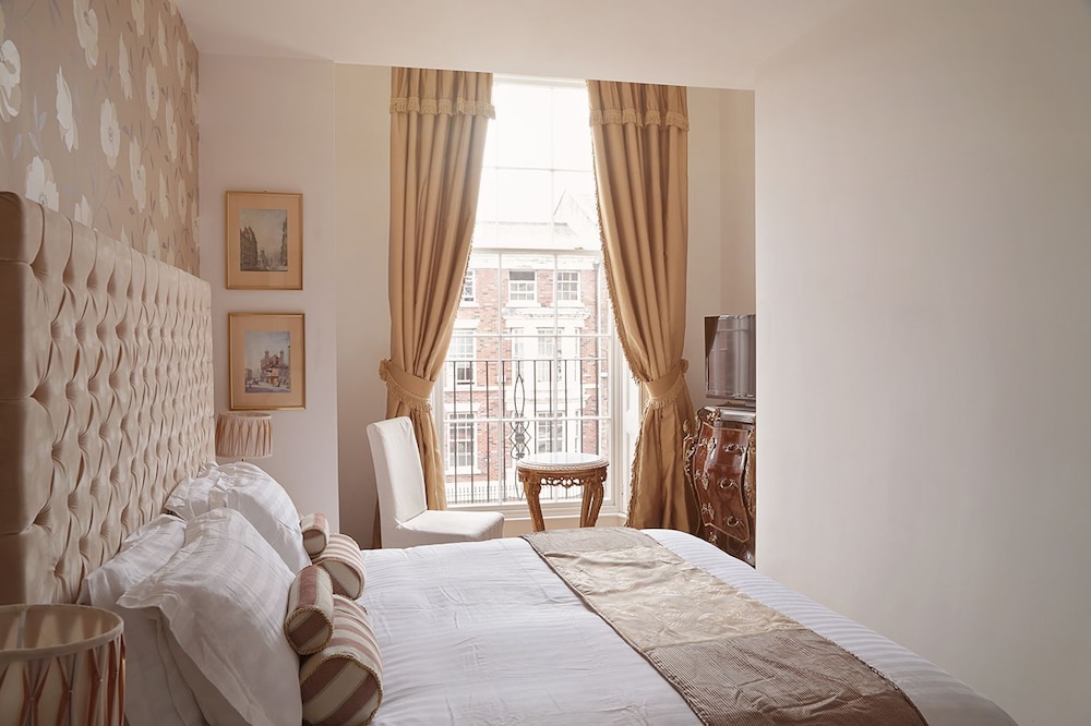 DELUXE, DOUBLE BED